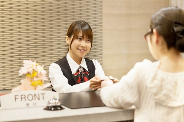 Phục vụ khách sạn cũng là công việc được các bạn du học sinh lựa chọn phổ biến 