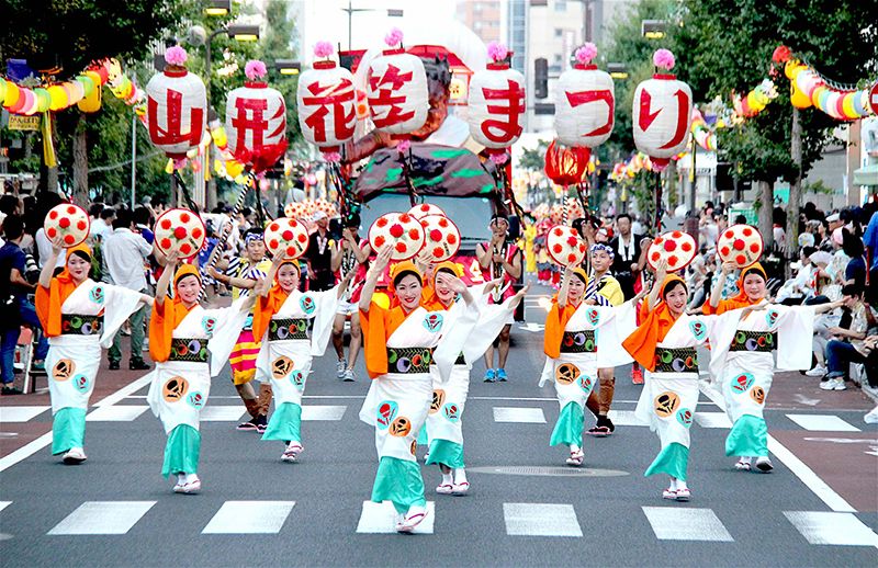 Trong lễ hội Hanagasa Yamagata, hàng nghìn vũ công mặc trang phục giống nhau cho mỗi nhóm và giữ chiếc mũ hanagasa trang trí sặc sỡ