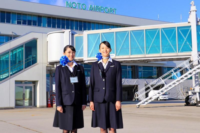 Những bạn học sinh với trang phục tiếp viên trước sân bay Noto